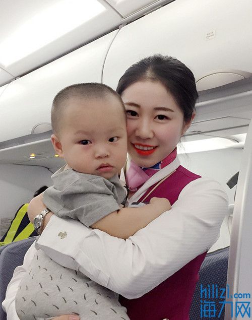 婴儿乘飞机大哭不止 空姐出招巧化解