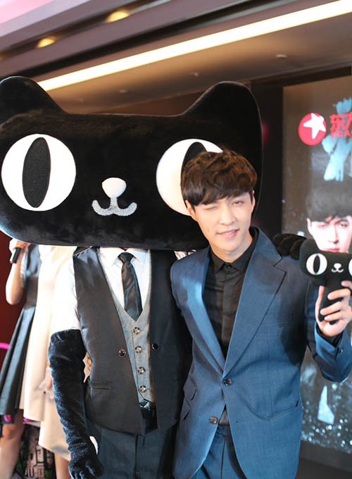 人不如熊!张艺兴俯卧撑亲熊男友力炸裂