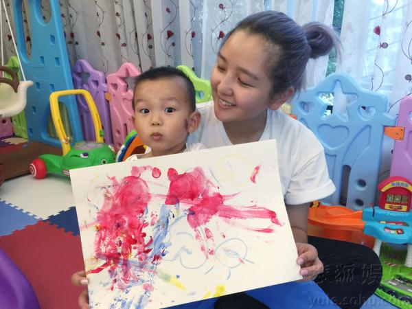 搜狐娱乐讯 近日,何洁晒出儿子七宝画画的照片,并写道:说小孩子是色彩界的艺术家,只要颜料在手就能弄得满世界色彩斑斓,七宝就是这样。我喜欢看他瞎涂乱画,但每幅画都比名家大作都更珍贵。我小心保存它们,作为宝贝每一步成长的印证,希望未来他能画好人生的每一笔,成为独一无二的男子汉!此刻我幻想着等他长大我们一起翻看这些画作甜的。 照片中的何洁素颜出镜,与儿子七宝身穿白色亲子T恤装。只见何洁眼神温柔的教儿子如何使用画笔,而七宝古灵精怪有模有样的在纸上涂鸦,肉嘟嘟的小脸和衣服上沾上了颜料都全然不知,时不