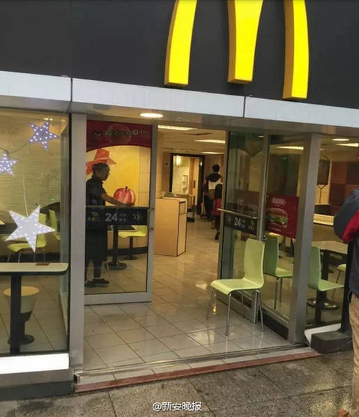 安徽麦当劳店发生砍人事件(1)