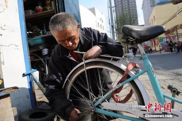 吉林坚强哥靠一只手指修车13年!