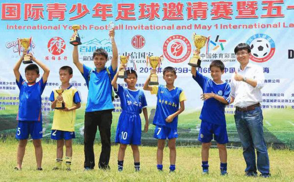 北海五一快乐足球周闭幕 吴群立为少年球员颁