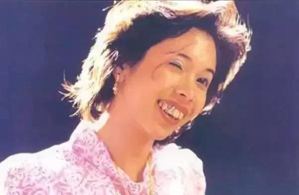 她有着完美身材却爱演丑女,完全不计形象,只为角色!