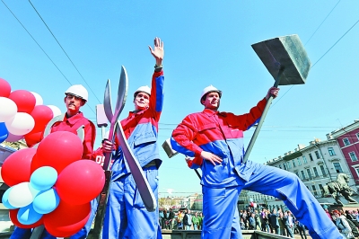 俄罗斯圣彼得堡市游行庆祝“五一”国际劳动节