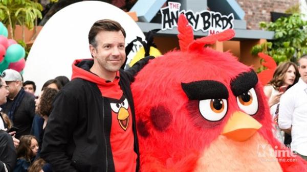 《愤怒的小鸟》洛杉矶首映 呆萌大红顽皮亮相