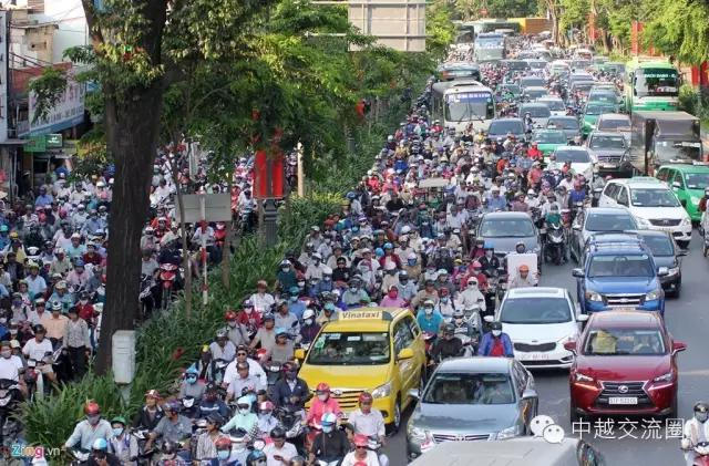 突如其来的西贡大堵车 飞行机组人员无奈徒步