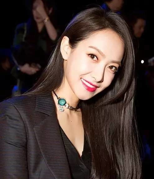 不如剪个新发型 宋茜剪了Lob后 玩起了90后嫩妹的朋克风编发