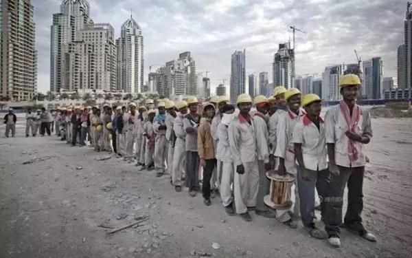 迪拜女人有世界上最多的LV,天天穿新衣,连乞丐