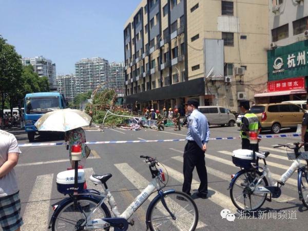 倒塌事故造成一大姐受伤,图为目击者拍摄。 《新闻大直播》持续关注中! 2016年《新闻大直播》 在每晚18:00播出外还推出 12:00 午间版 14:00 整点播报 16:00 整点播报 22:00 晚间版 更多更快更新鲜的资讯,与您一同关注! 来源: