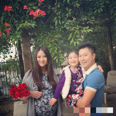  李小鹏抱二胎 出镜小家伙头戴粉色帽子和父亲相