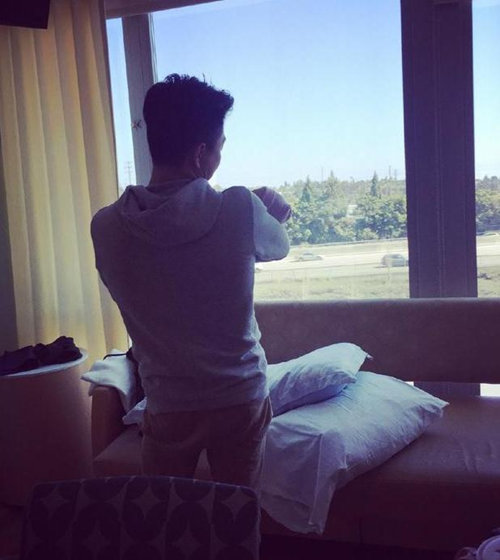  李小鹏抱二胎晒照 温馨甜蜜父爱满满 _即时新闻