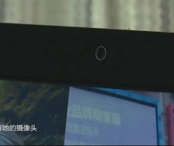 小心,新式偷拍正瞄准你!她穿短裙在自家阳台晾