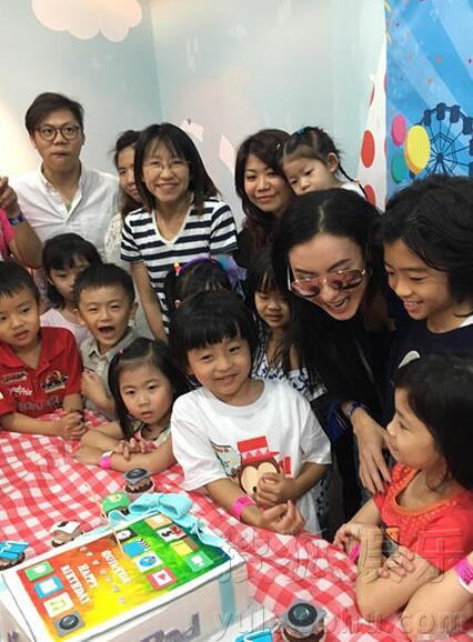 Lucas留长发了!颇有老爸谢霆锋刚出道时的味道