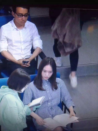 网友在校园偶遇郑秀晶拿剧本认真对戏