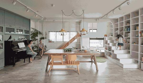 秋千﹐滑滑梯…为了陪孩子一起玩﹐这对爸妈乾