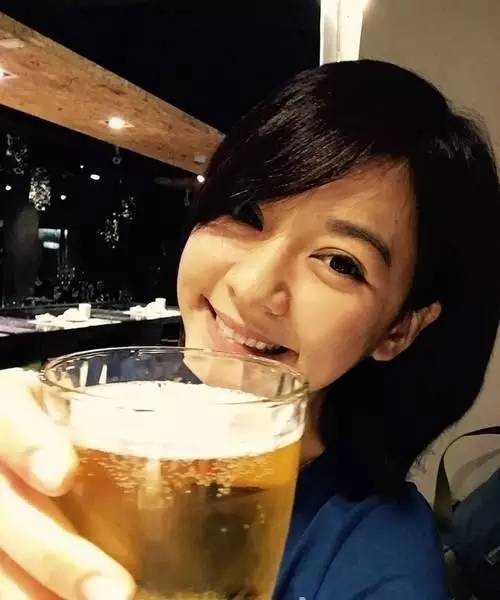 今天爆料：当红节目幕后内幕一大把，评委玩手机，选手晚上陪唱！新晋小花为演偶像剧遮瞒已亲究竟！