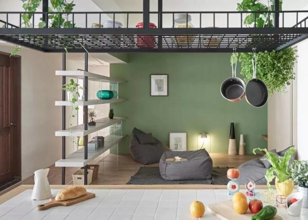 秋千﹐滑滑梯…为了陪孩子一起玩﹐这对爸妈乾