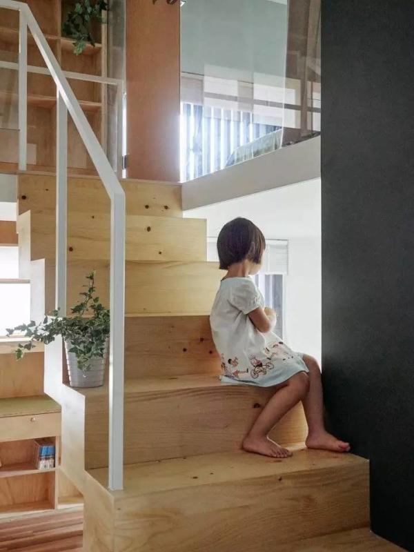 秋千,滑滑梯…为了陪孩子一起玩,这对爸妈干脆