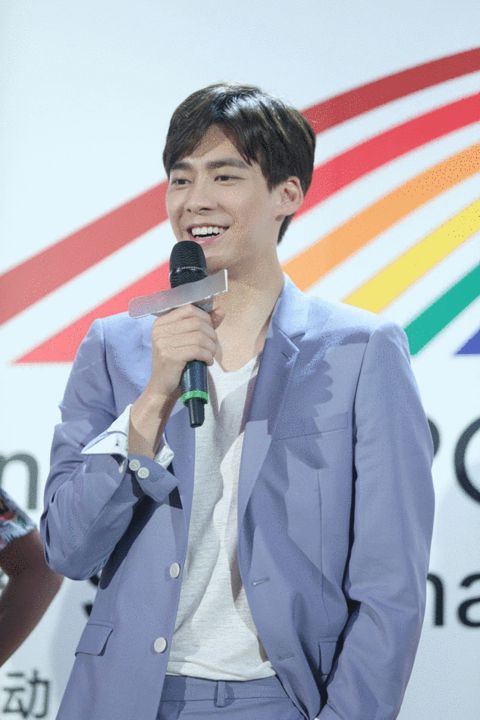 李易峰空降上海陪粉丝过521现场展现撩妹功力