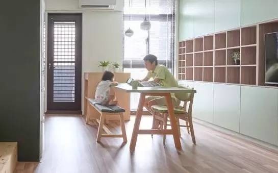 秋千,滑滑梯…为了陪孩子一起玩,这对爸妈干脆