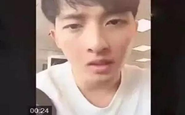 图文综合自网络,皮肤瘙痒,如有侵权请联系删除 近日,一位帅气小伙在厦门机场的候机室拍下旅客脱鞋睡觉的不文明行为。小伙认为机场工作人员的不敢管、周围群众的淡漠,更损害了国人的形象。小伙最后将乘客鞋子扔进了垃圾桶。 这则视频在网络上疯传,引起了网友们广泛讨论。 在这里可以有一千种方式提醒他把鞋子穿上。撇开那位旅客是没素质,难道扔人家鞋子就有素质?真想说一句,你确定不是为了炒作而拍下视频? 不管怎样,对于这类不文明行为,我们只能口头劝导,并没有相关的处罚措施,山村情事,更没有处罚的执