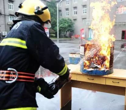 可乐能灭火?别给自己喝可乐找借口