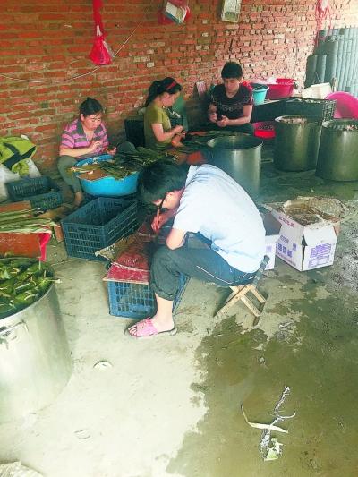北京蔬菜大棚暗藏黑作坊 粽子泡在水泥池里(图) 北京蔬菜大棚暗藏黑作坊 粽子泡在水泥池里(图)