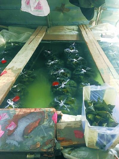 北京蔬菜大棚暗藏黑作坊 粽子泡在水泥池里(图) 北京蔬菜大棚暗藏黑作坊 粽子泡在水泥池里(图)