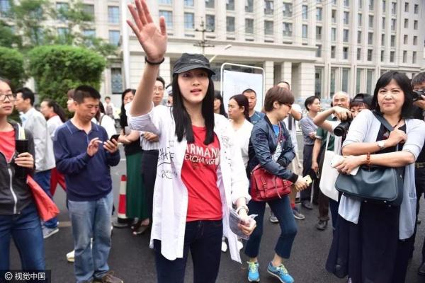关晓彤迎战史上最严高考 穿红衣预祝开门红