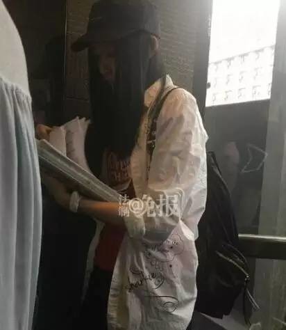 关晓彤迎战史上最严高考 穿红衣预祝开门红