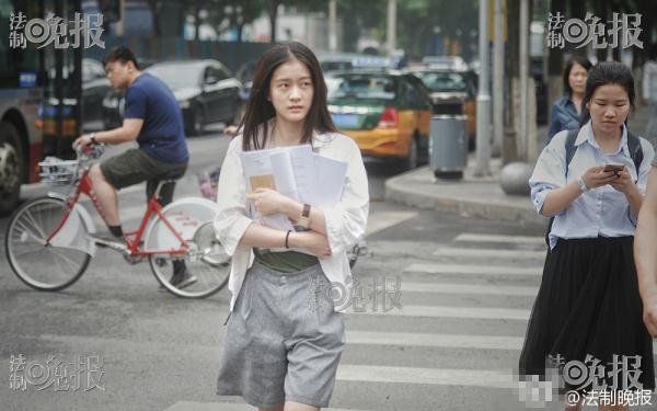 小郭襄来了!张雪迎进高考考场吃饭走路都不忘