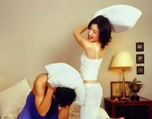 一男子半夜回家,发现老婆和隔壁老王在床上,抓