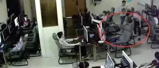 【提醒】觸目驚心!監(jiān)控實(shí)拍18歲男生玩手機(jī)時觸電身亡瞬間 【提醒】觸目驚心!監(jiān)控實(shí)拍18歲男生玩手機(jī)時觸電身亡瞬間