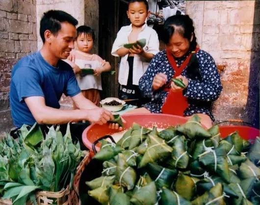 土家族有多少人口_云舍村土家族姑娘在对歌 -土家云舍村气象(2)