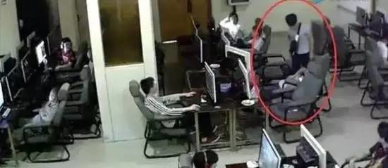 【提醒】觸目驚心!監(jiān)控實(shí)拍18歲男生玩手機(jī)時觸電身亡瞬間 【提醒】觸目驚心!監(jiān)控實(shí)拍18歲男生玩手機(jī)時觸電身亡瞬間