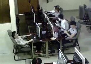 边充电边玩手机?18岁少年瞬间触电身亡(视频)