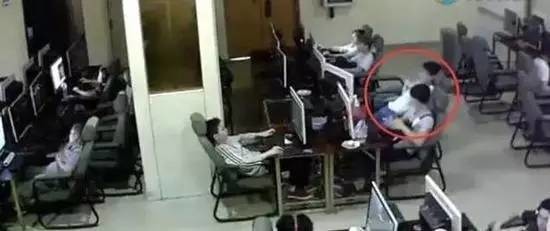 【提醒】觸目驚心!監(jiān)控實(shí)拍18歲男生玩手機(jī)時觸電身亡瞬間 【提醒】觸目驚心!監(jiān)控實(shí)拍18歲男生玩手機(jī)時觸電身亡瞬間