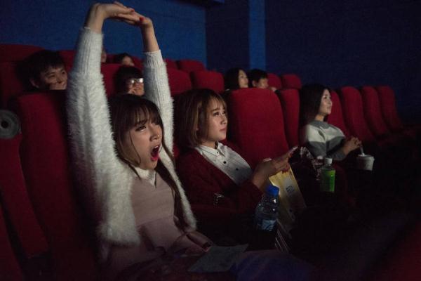 揭秘19岁网络女主播幕后:月入32万 被粉丝当男