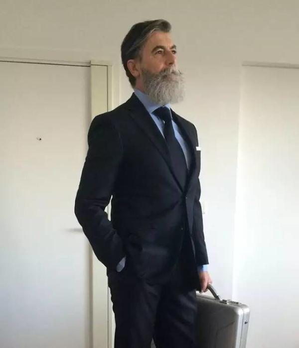 60岁时他爆照想做模特，结果一下就红了...长得帅想转业就转业