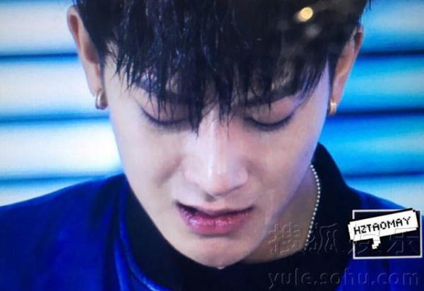 黄子韬流下男儿泪哭花妆奶奶视频祝福感人