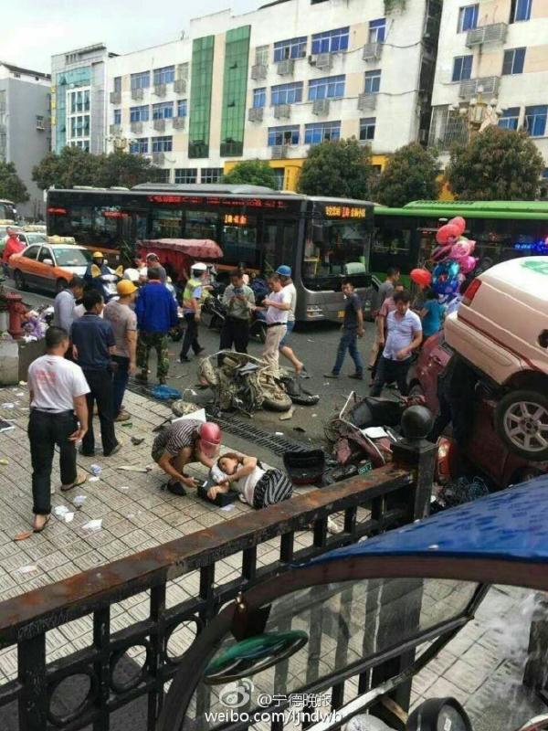 闹市区小车飞撞数车压顶SUV!看完视频吓傻…