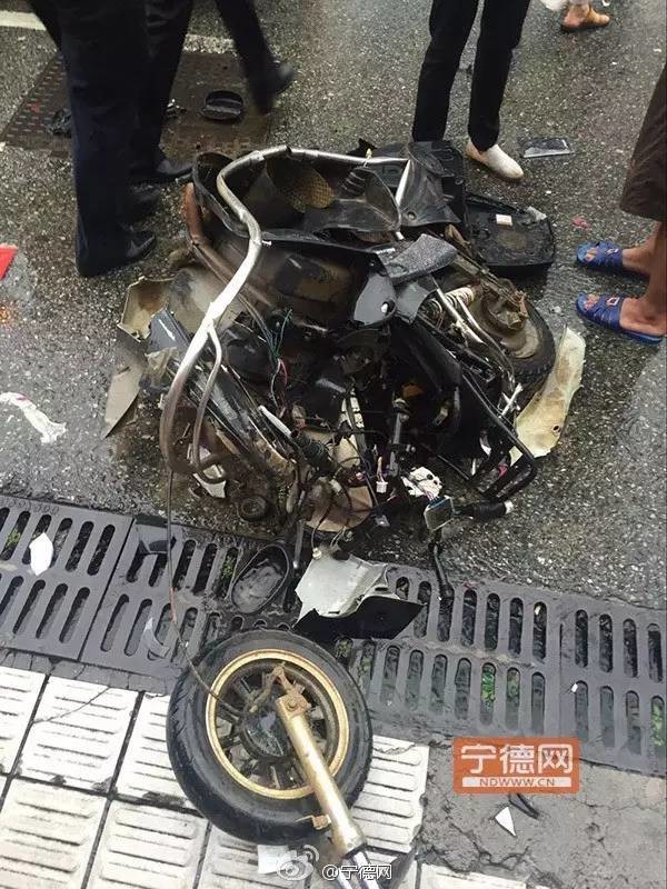 闹市区小车飞撞数车压顶SUV!看完视频吓傻…