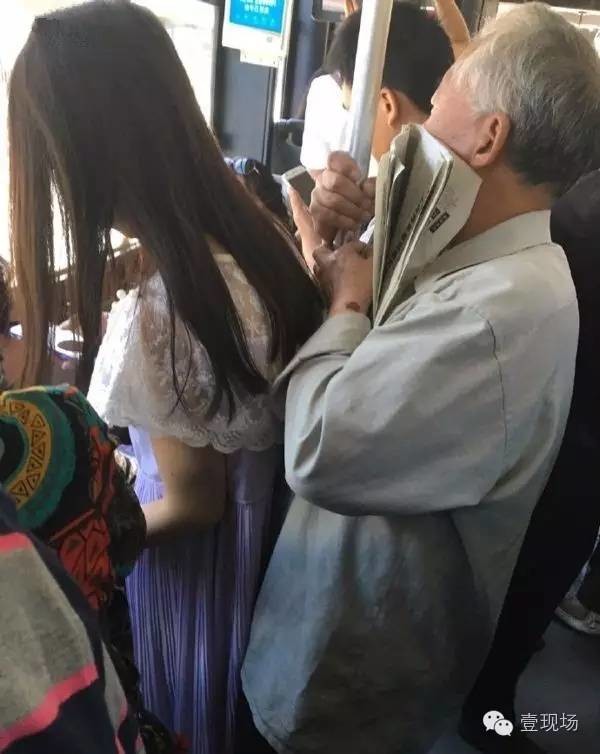 女孩在 上海地铁 站被偷拍裙底,帅大叔掌掴 色狼 