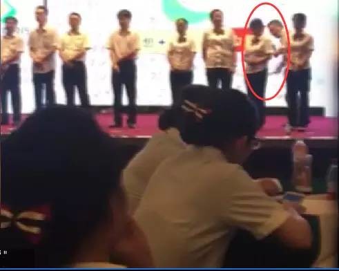 pia!pia!培训老师当众用木板打女员工的屁股!求