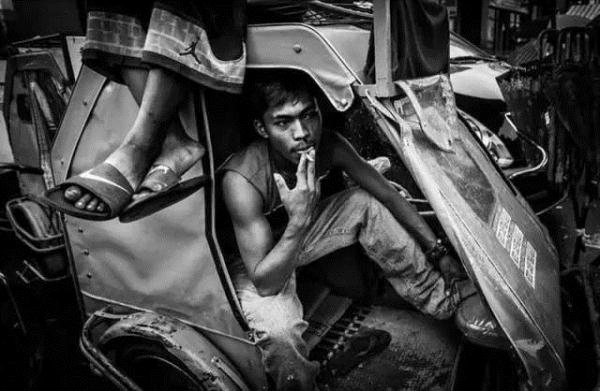 一个香港菲佣,竟然只用一张照片击败了全世界