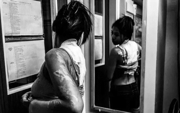 一个香港菲佣,竟然只用一张照片击败了全世界