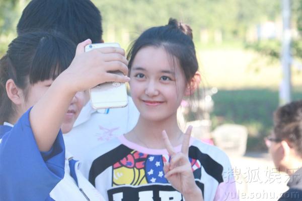 蒋依依现身中考考场对镜轻松信心足