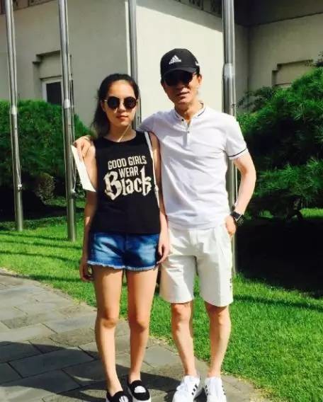 李詠女兒從小被網友嘲笑長得醜,如今13歲的她已經美得讓人羨慕!