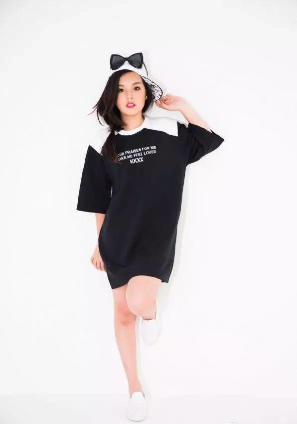 李詠女兒從小被網友嘲笑長得醜,如今13歲的她已經美得讓人羨慕!