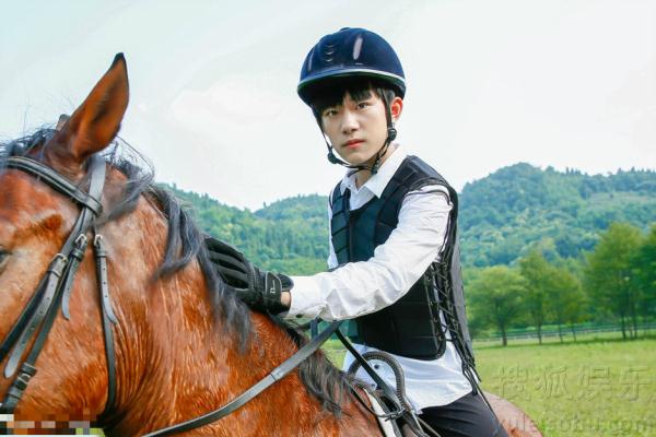 青春少年！TFBOYS三子马术写真曝光大长腿吸睛